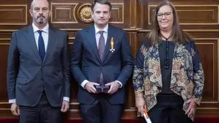 El consejero de Presidencia de Extremadura, Abel Bautista, recibe la medalla de honor de la Asociación de Víctimas del Terrorismo
