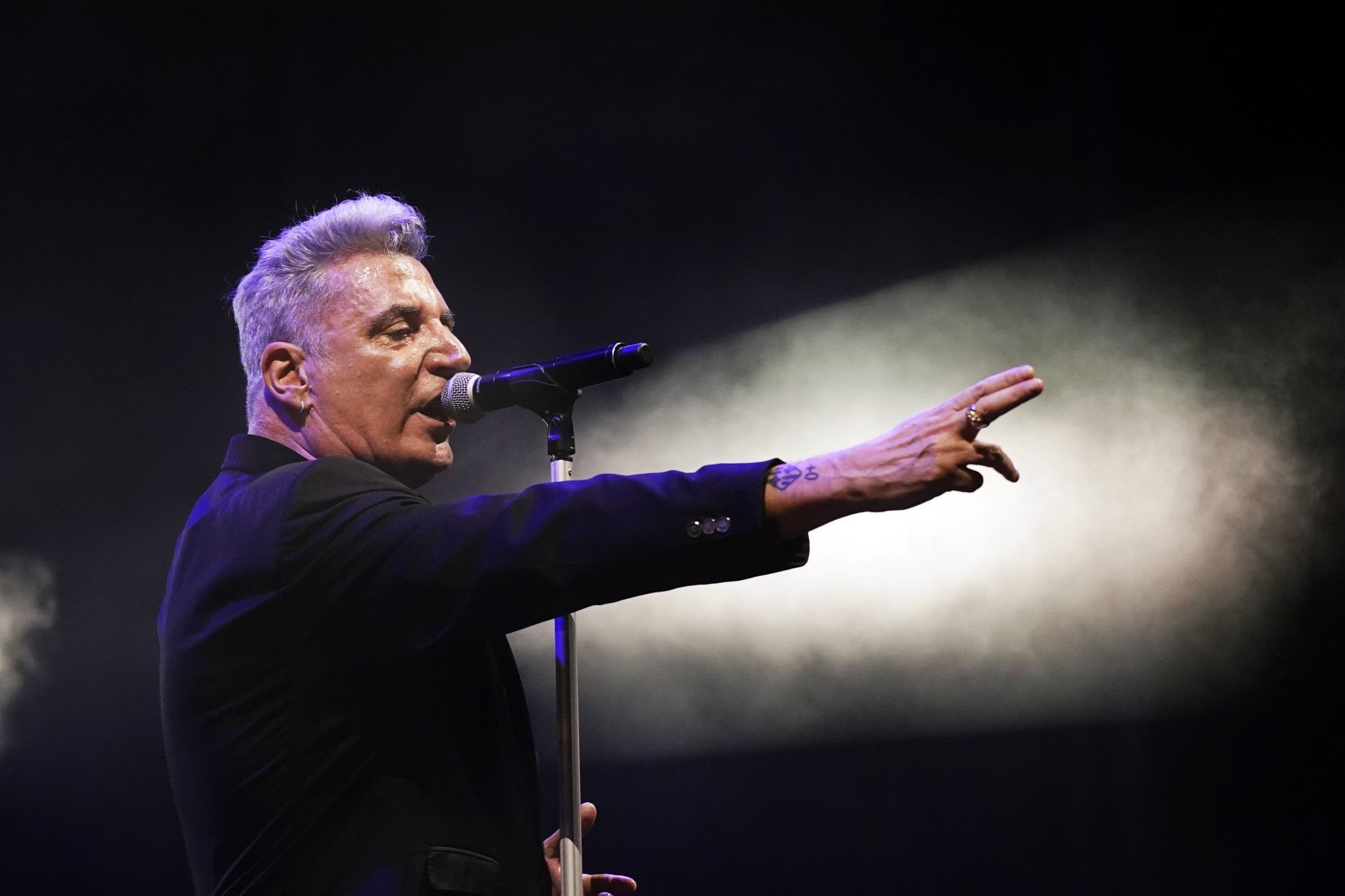 Loquillo da una lección de rock en la plaza de toros de La Malagueta