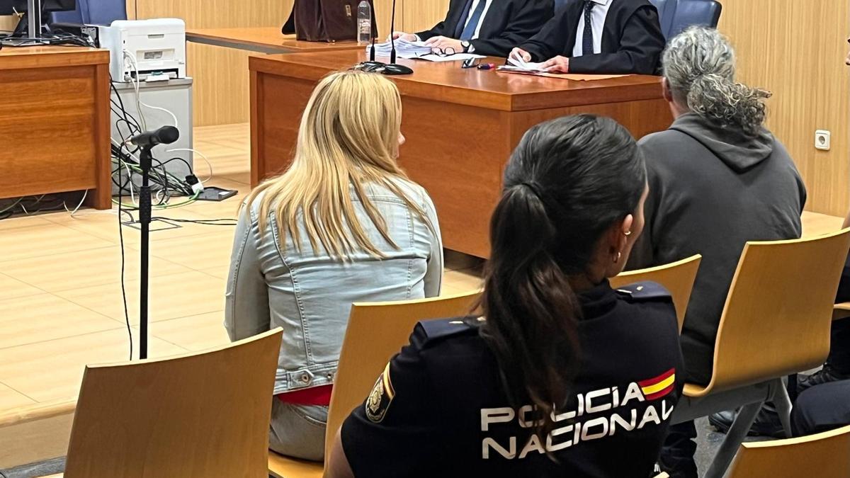 Los acusado de apuñalar a una mujer en Torrent durante el juicio celebrado este viernes en València.