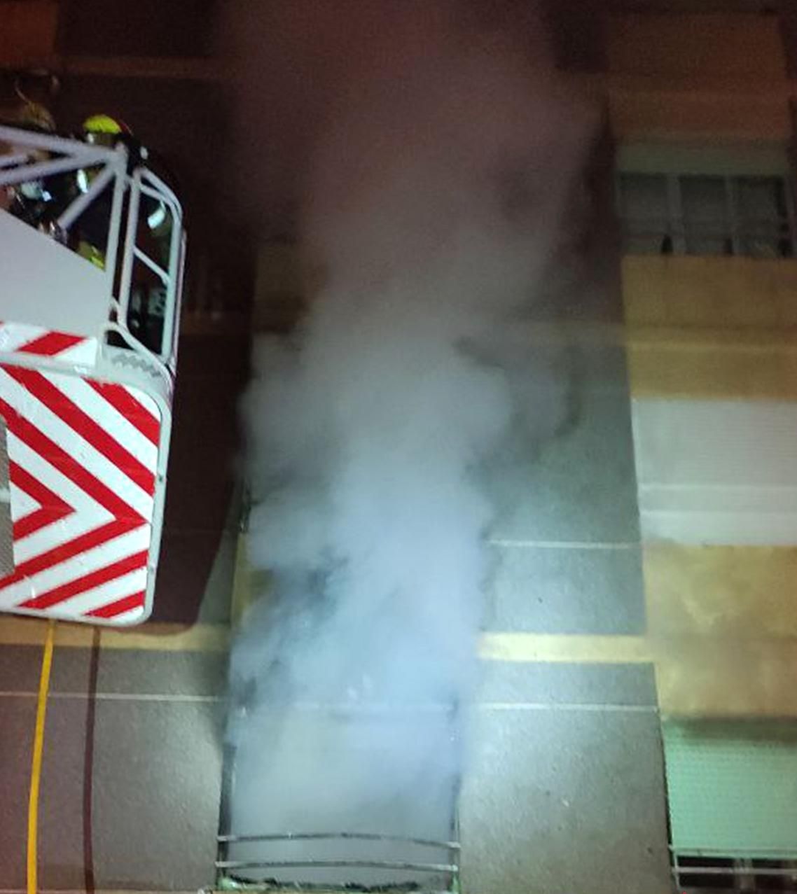 El humo saliendo por una de las ventanas del primer piso.