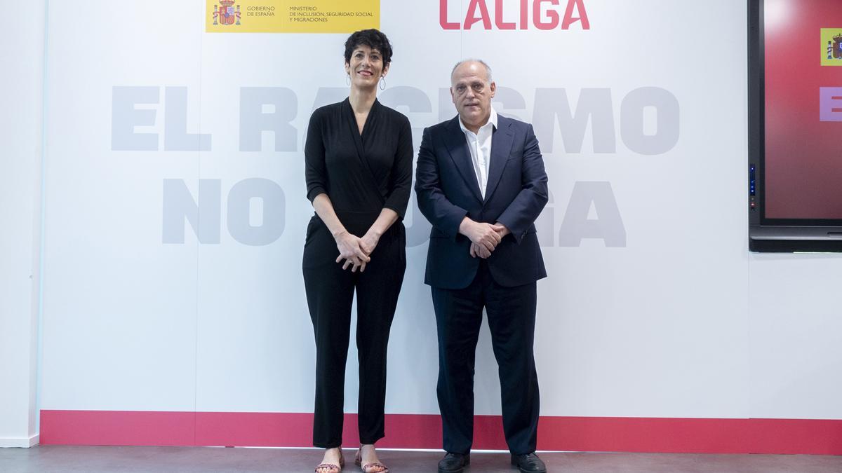 La ministra de Inclusión, Seguridad Social y Migraciones, Elma Saiz, y el presidente de LaLiga, Javier Tebas, durante la presentación del balance de 'Este partido lo vamos a ganar', la campaña contra el racismo, en la sede de LaLiga, en Madrid (España).