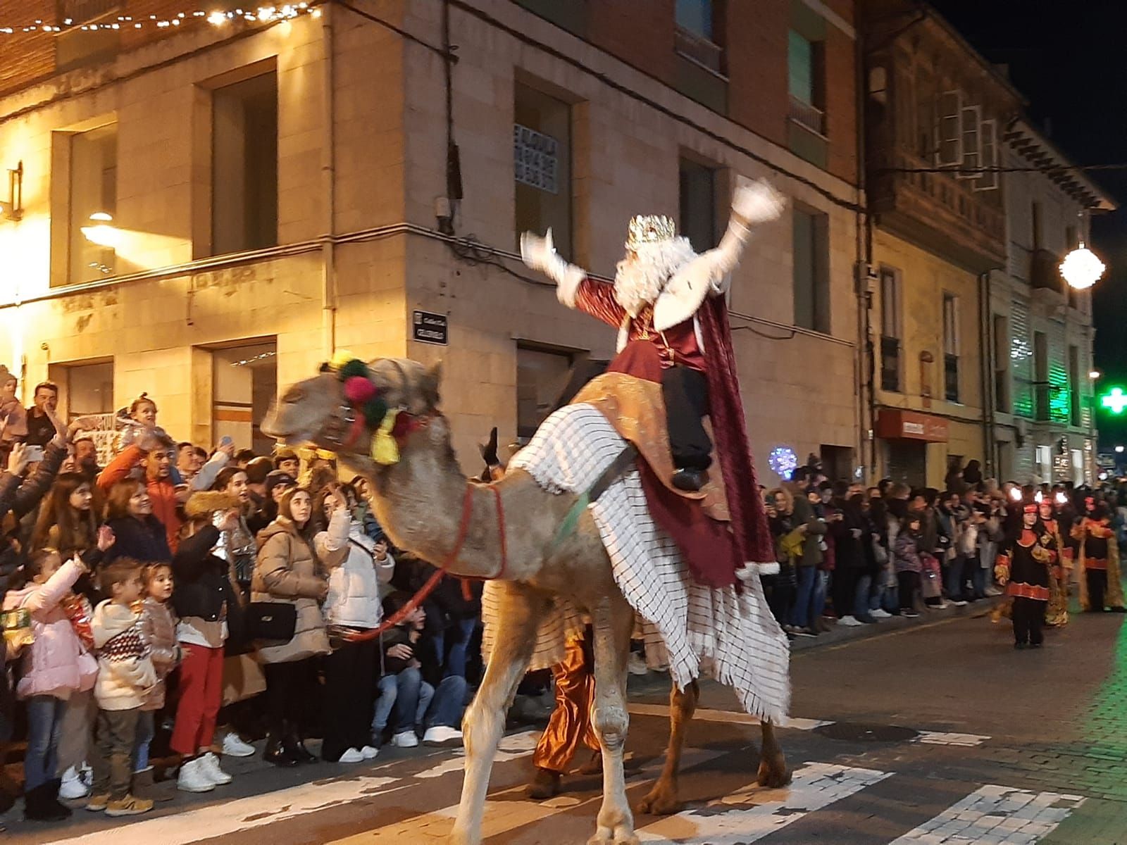 Los Reyes, en dromedario en la Pola: así ha sido la cabalgata de la capital sierense