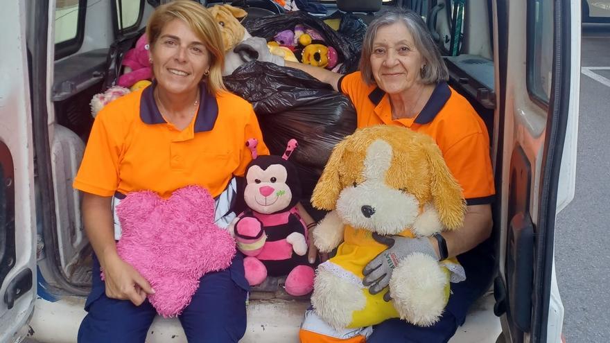 UTE Alicante recicla 150 peluches desechados y les da una nueva vida en el rastrillo soliario