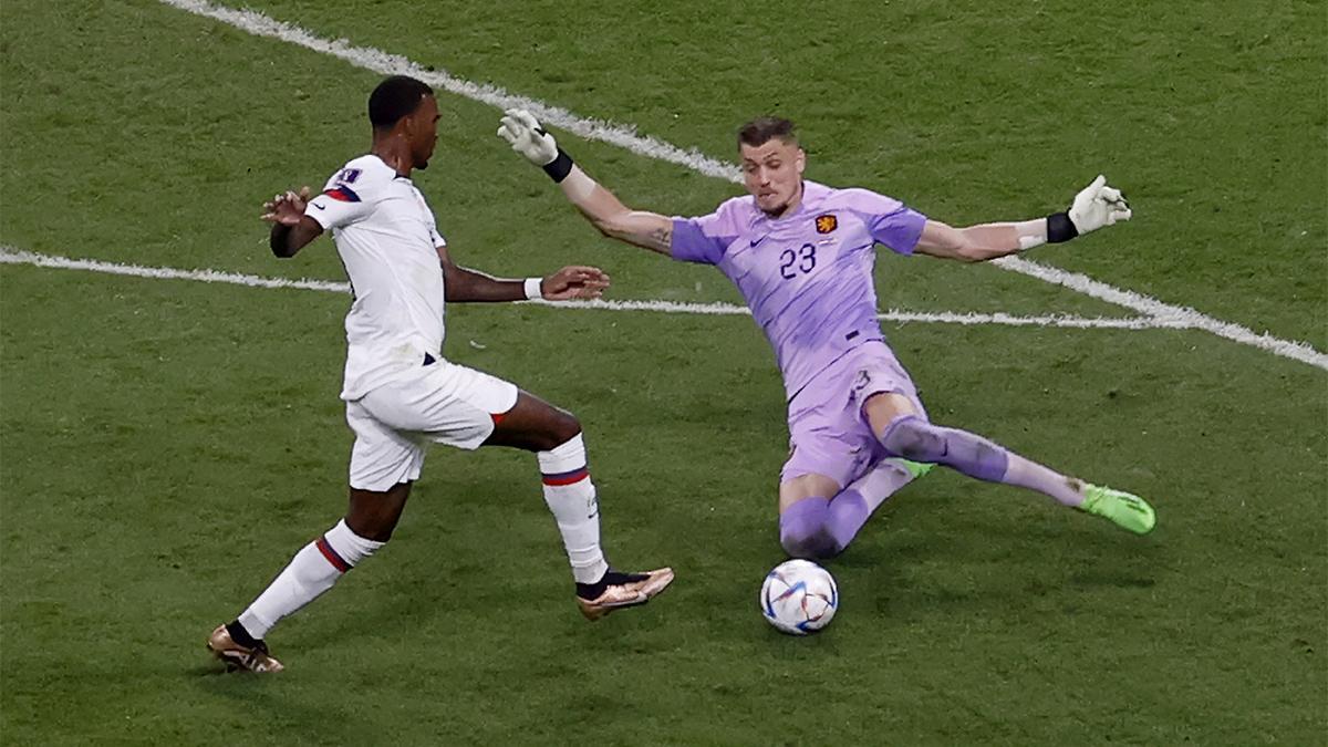 Noppert, guardameta de Países Bajos, en una acción del partido contra Estados Unidos en los cuartos de final del Mundial de Qatar