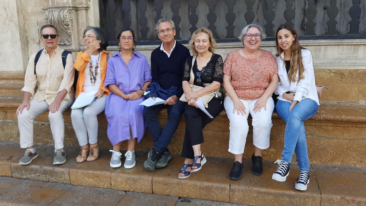 Miembros de la Taula per la Convivència sentados en el banco conocido como &#039;si no fos&#039; antes de la reunión.