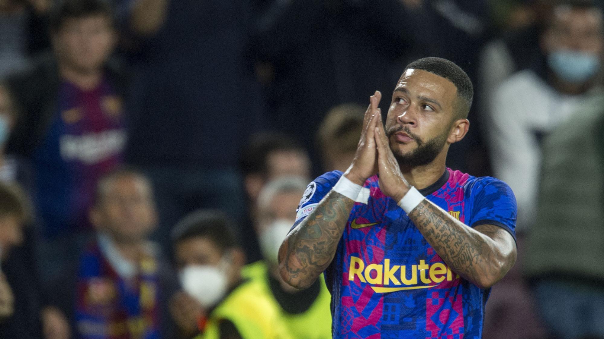 Memphis aplaude al público en el Camp Nou