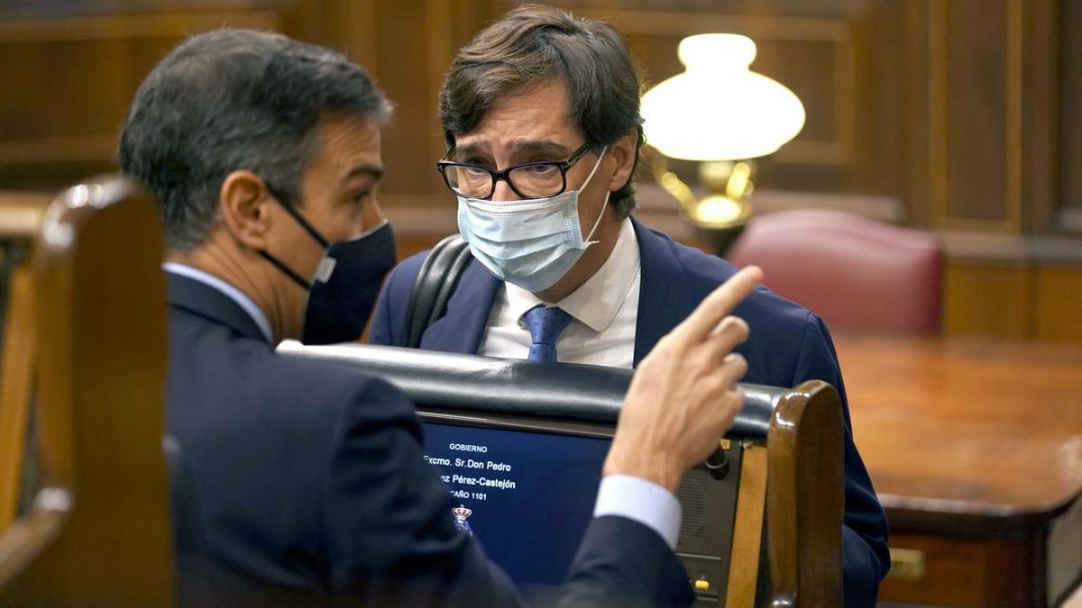 El presidente del Gobierno, Pedro Sánchez, charla con el ministro de Sanidad, Salvador Illa, el pasado 21 de octubre en el Congreso.