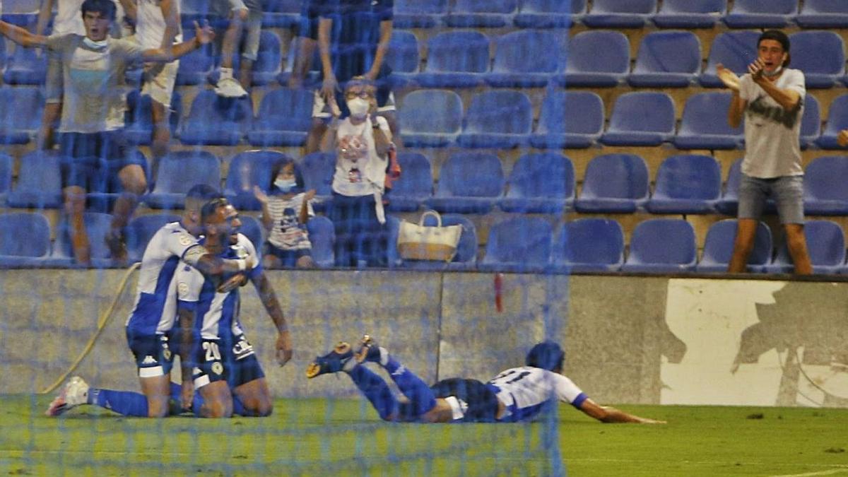 Abrazo a Elliot en la celebración