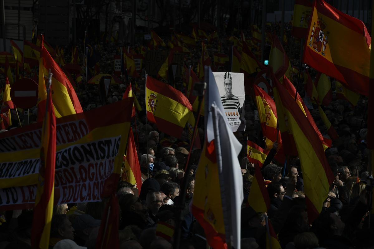 MADRID, 21/01/2023.- Miles de personas llenan esta sábado la plaza de Cibeles de Madrid con banderas de España, convocadas por diversas asociaciones para protestar contra el Gobierno de Pedro Sánchez y en defensa de la Constitución. EFE/Víctor Lerena