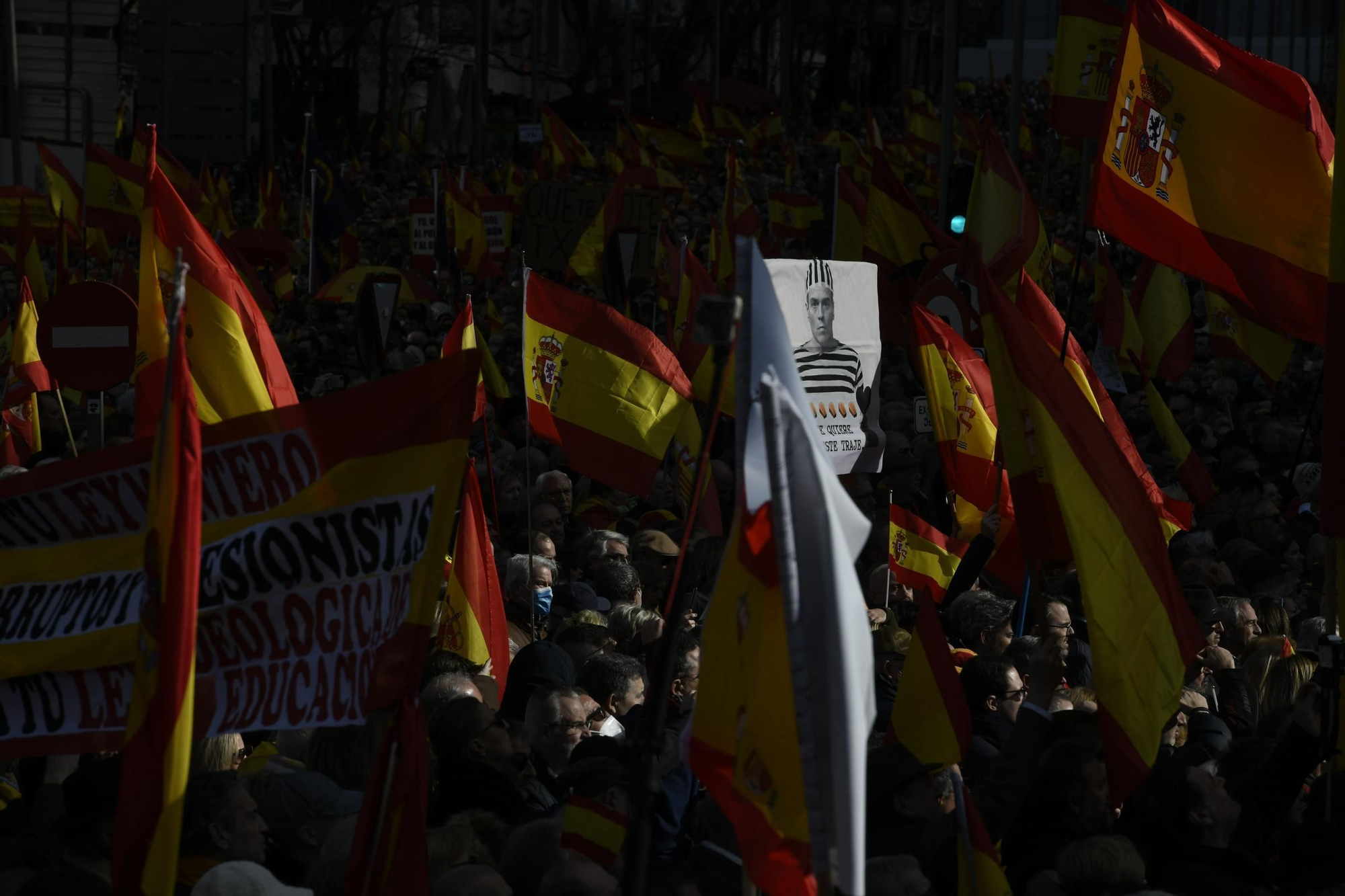 Miles de personas llenan Cibeles contra la política de Sánchez