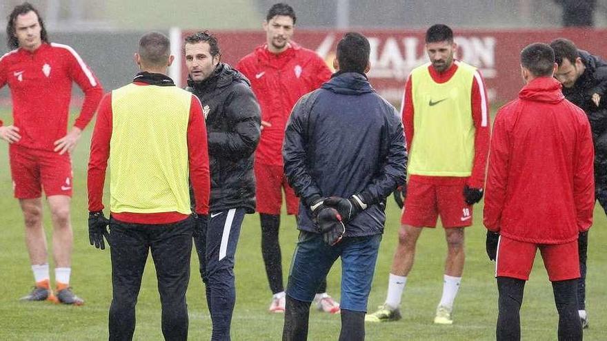 Baraja dialoga con sus futbolistas durante el entrenamiento de ayer.