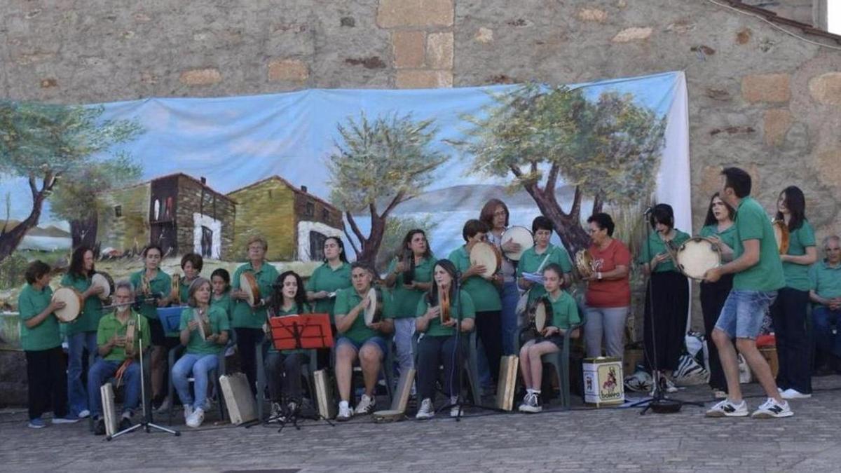 La actuación de Aulas de Aliste en Trabazos pone el broche perfecto a un curso de aniversario