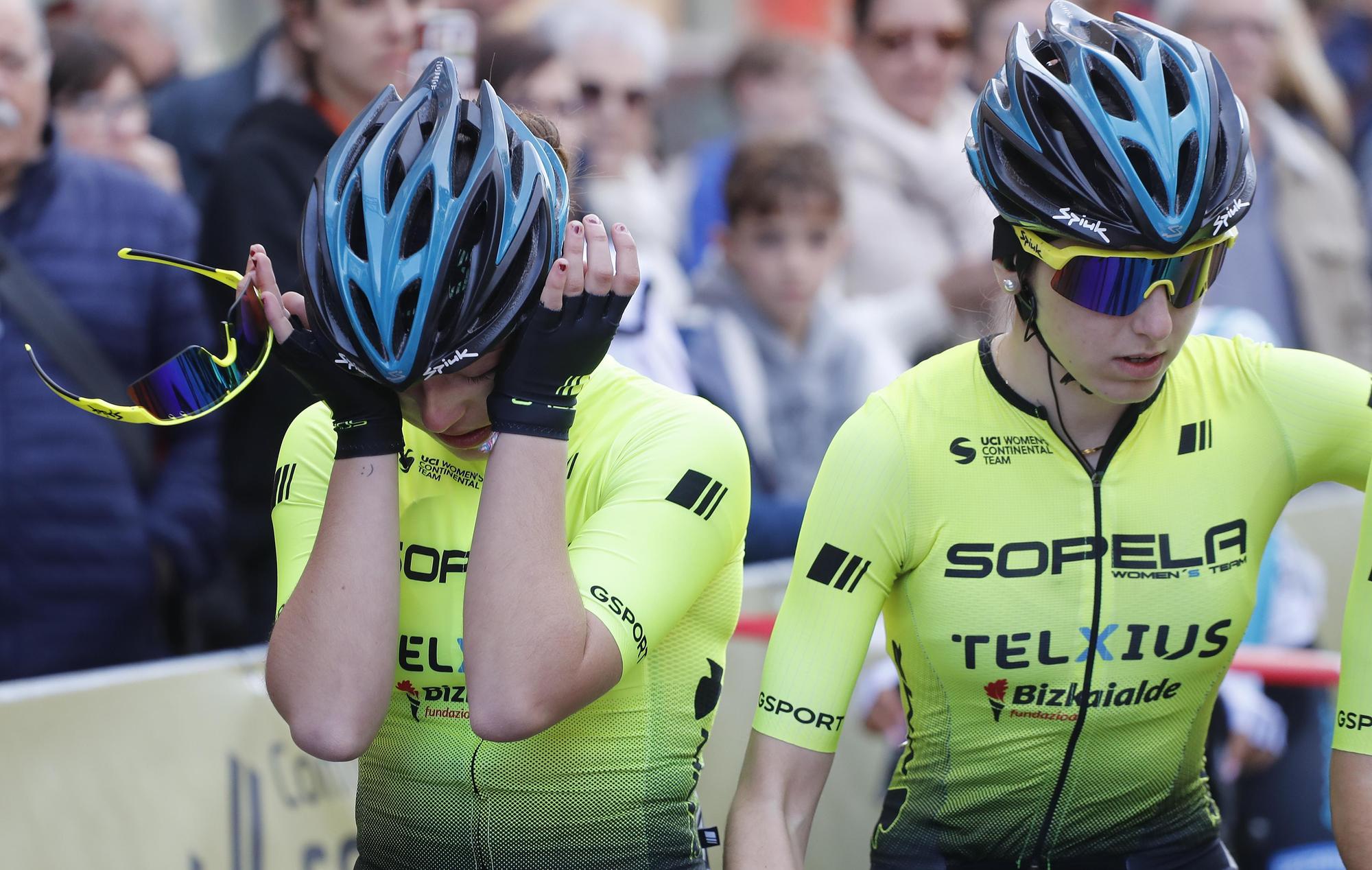 Salida de la primera etapa de la Setmana Ciclista femenina