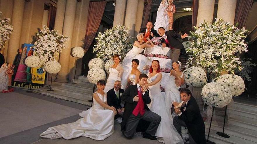 Los actores de La Cubana, vestidos para la promoción de la obra, ayer en Vigo.