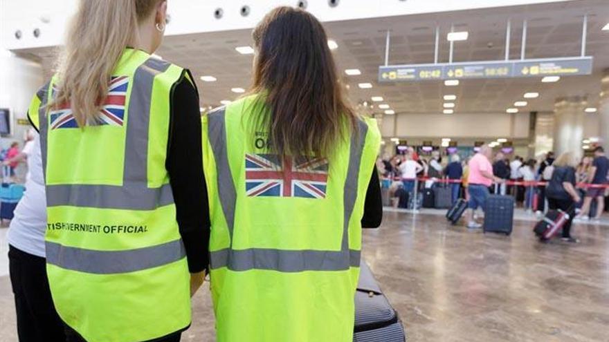 Personal de la embajada del Gobierno Británico asisten en el aeropuerto Tenerife Sur a pasajeros afectados por la quiebra del turoperador británico Thomas Cook.