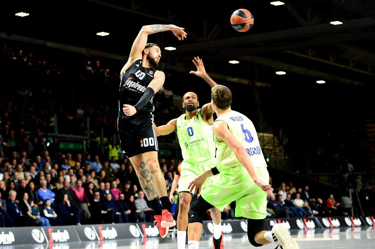 Cordinier dio todo un recital ante el Barça y llevó a su equipo a la victoria