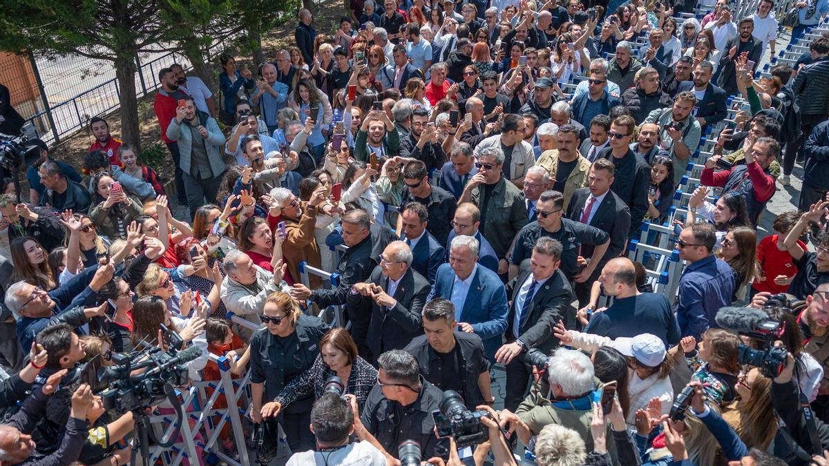 El líder de la oposición, Kemal Kilicdaroglu, del Partido Republicano del Pueblo, se dirige a votar a una sede electoral en Ankara durante las elecciones presidenciales y parlamentarias de Turquía