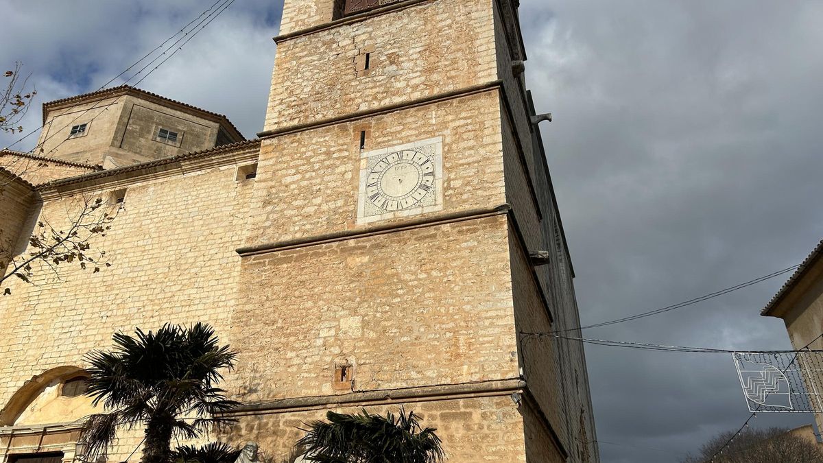 El reloj del campanario de Binissalem, sin las agujas que indican las horas y los minutos.