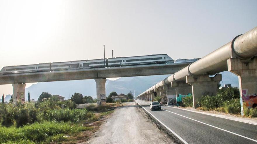 Viaducto sobre el AVE sobre los tubos del Trasvase en Orihuela/Foto Tony Sevilla