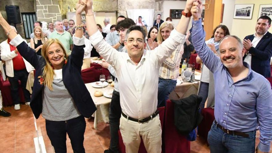 Carmela Silva, Mario Rodríguez y David Regades, con los simpatizantes. | S.A.