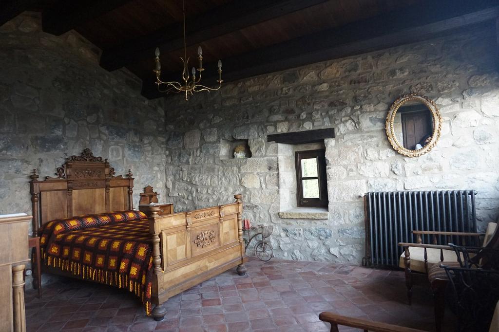 Habitación del  Castillo de Llaés.