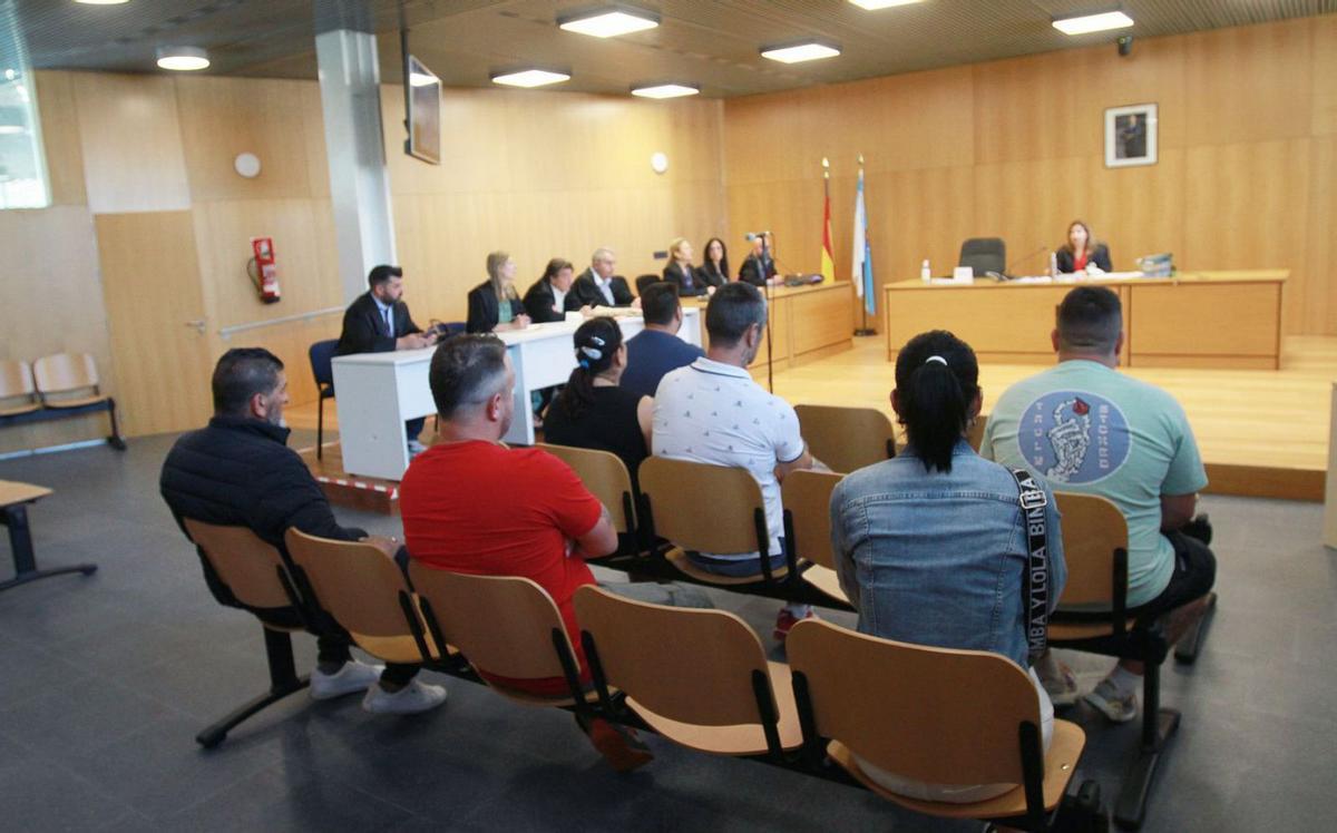 Los acusado de receptación ilícita, sentados en el banquillo de los acusados. | // IÑAKI OSORIO