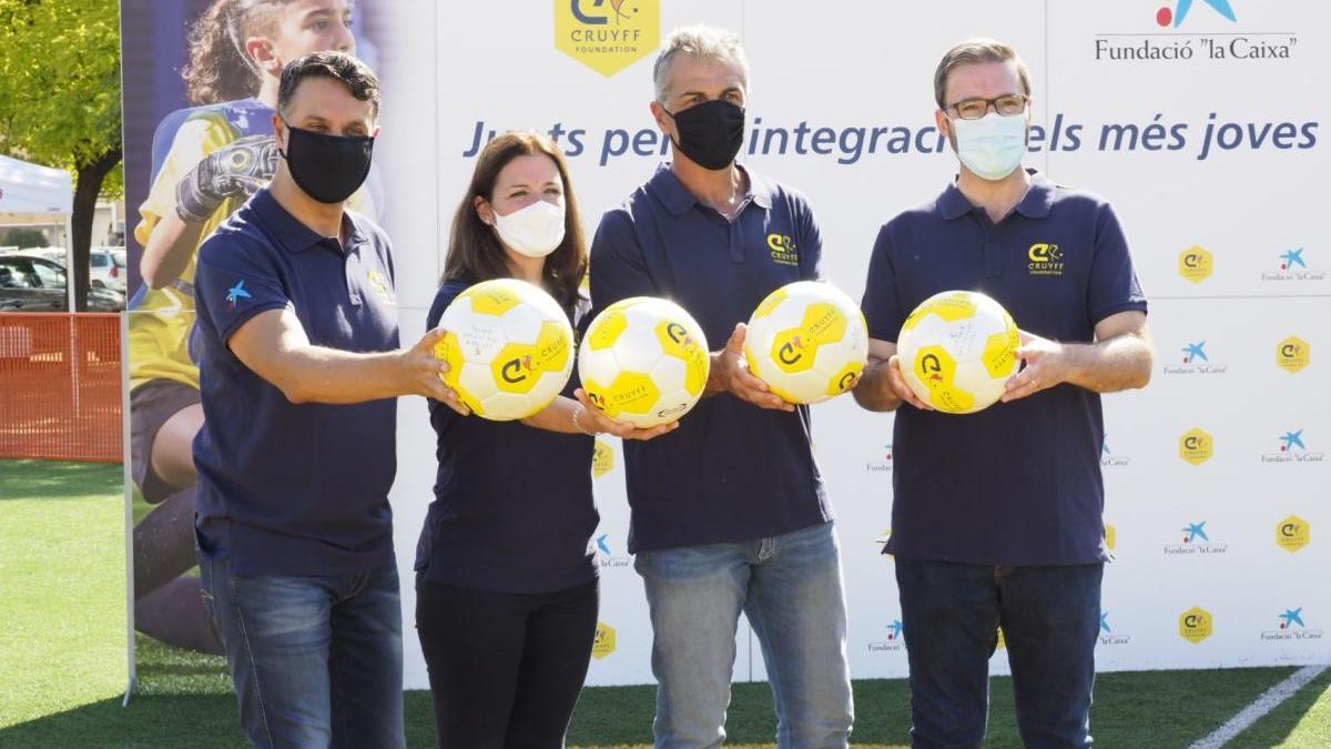 Xavier Bertolín, Pati Roura, Miquel Àngel Nadal y Hosé Hila posan con los balones de la Cruyff Foundation