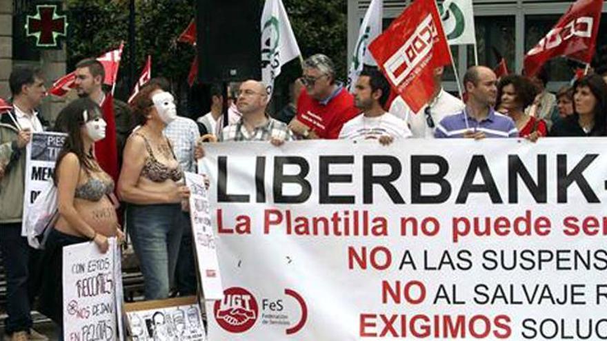 Decenas de empleados presentan demandas contra acuerdo del ERTE en Liberbank