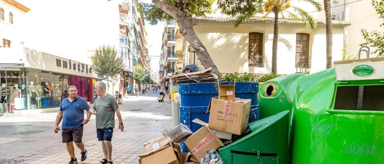 Una isla de contenedores, plagada de cartones y todo tipo de basura, en pleno centro de Benidorm, un día de esta semana antes del mediodía.