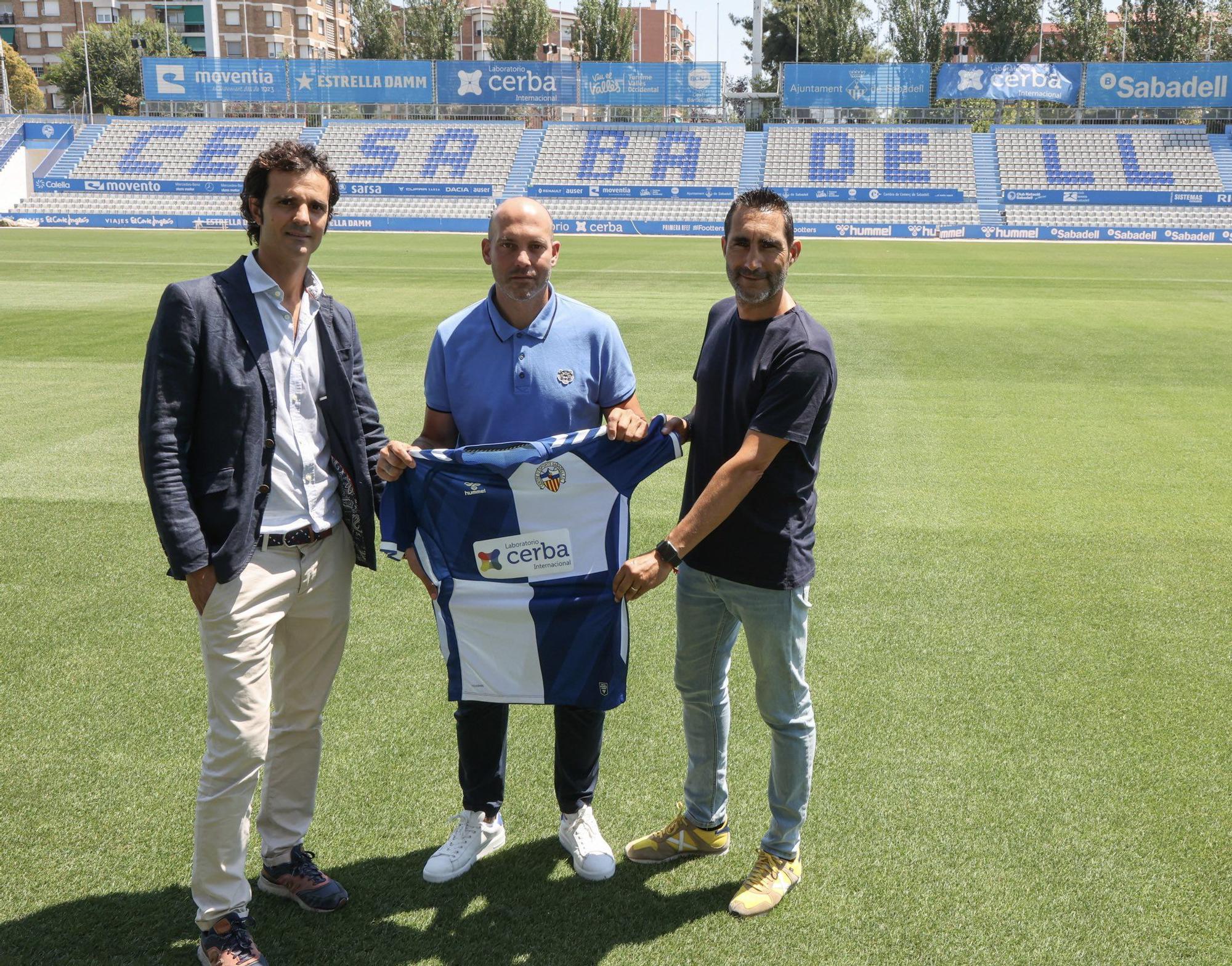 Gabri García en la Nova Creu Alta con la camiseta del Sabadell