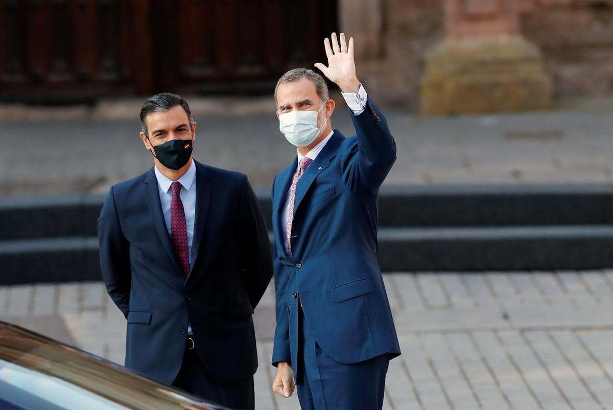 El rey Felipe VI y el presidente del Gobierno, Pedro Sánchez, a su llegada al monasterio de San Millán de Yuso, en San Millán de la Cogolla, este viernes.