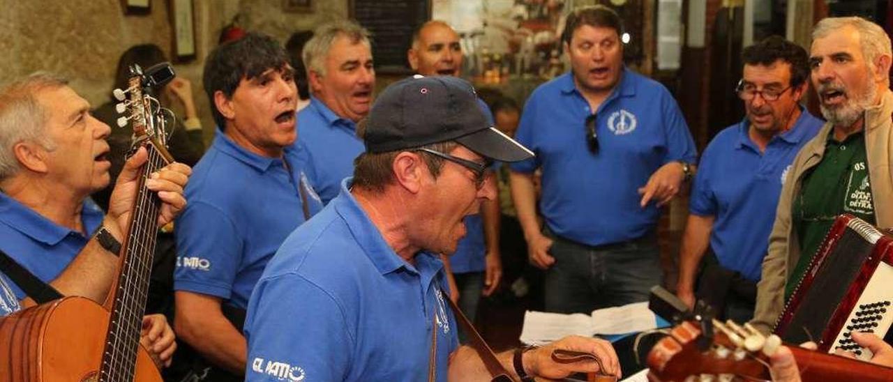 Participantes en la pasada edición de &quot;Cantos de Taberna&quot;. // Muñiz