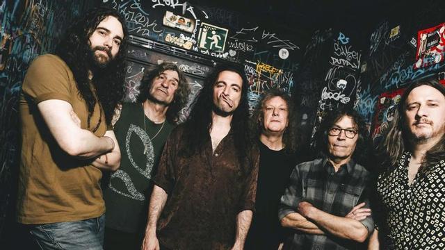 Los miembros de la banda Rebrote.