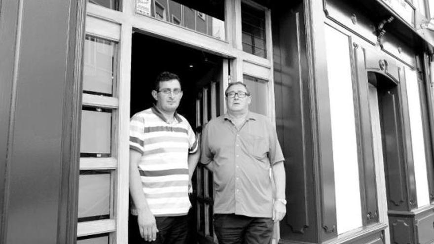 José Arca y su hijo José, a las puertas del establecimiento que abrirán donde se ubicaba el antiguo bar Llanes.