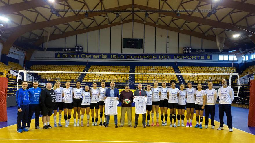 Hidalgo anima a la plantilla del CV Hidramar Gran Canaria en su participación en la Copa de la Reina de voleibol