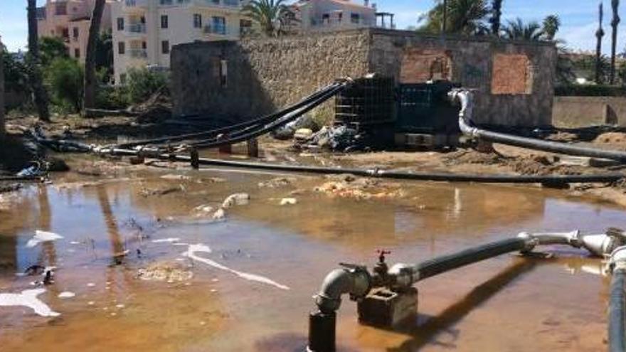 El deterioro de la playa del «Blay Beach» y las bombas de agua.