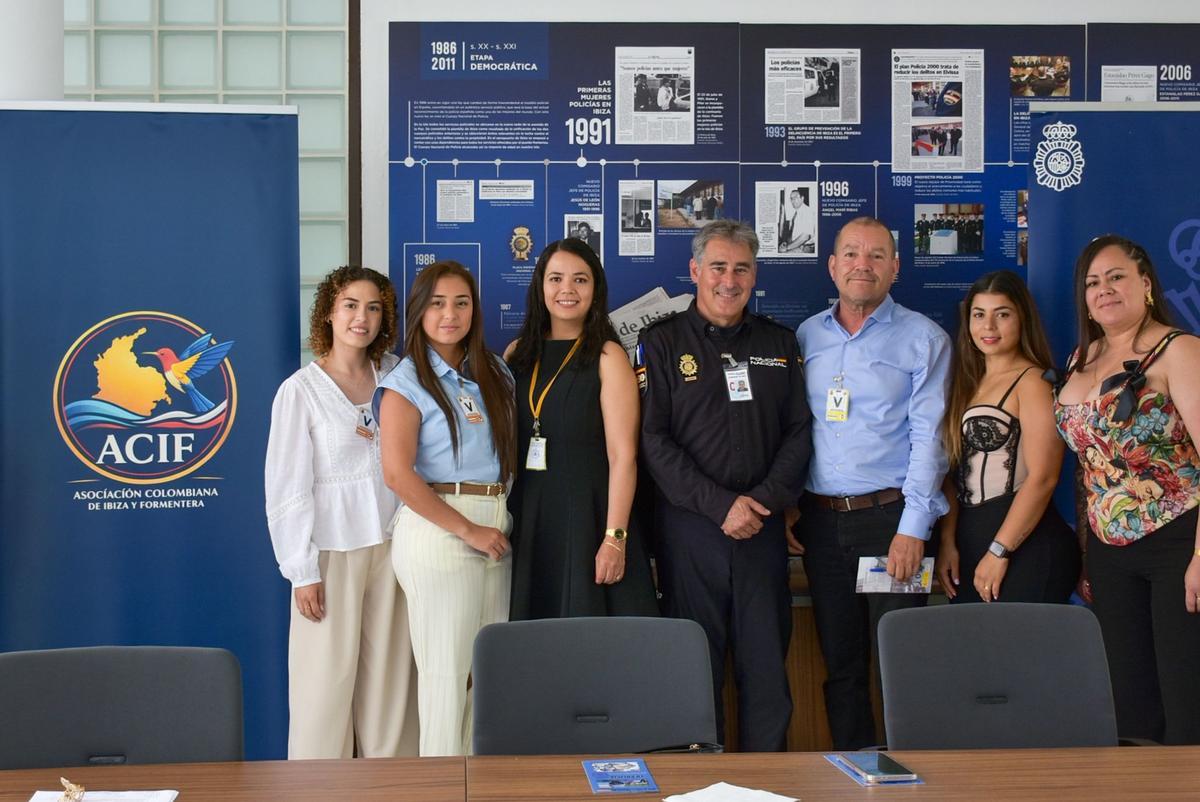 El comisario, Manuel Hernández, con la Asociación de Colombianos de Ibzia y Formentera