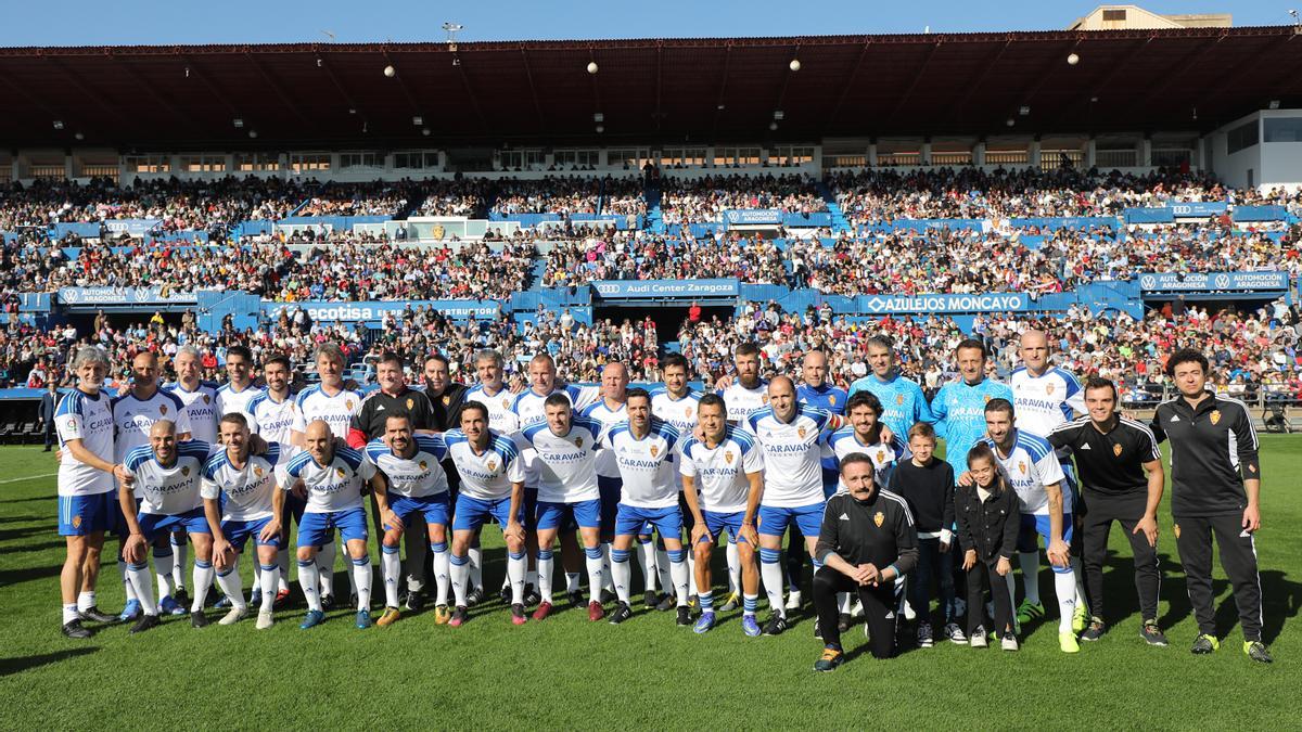 Los veteranos del Real Zaragoza posa antes del partido disputado el 13 de noviembre.