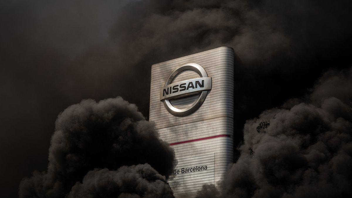 Trabajadores de la planta de producciÃ³n de Nissan en Barcelona queman neumÃ¡ticos en el exterior de la fÃ¡brica en la Zona Franca el dÃ­a en el que fabricante japonÃ©s de automÃ³viles, como parte de su nuevo plan estratÃ©gico a medio plazo, ha decidido cerrarla. El cierre supondrÃ¡ el recorte de los cerca de 3.000 puestos de trabajo directos con los que cuenta la instalaciÃ³n. En Barcelona, CataluÃ±a (EspaÃ±a), a 28 de mayo de 2020.