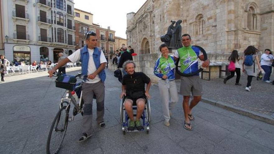 Javier Hernández, Miguel Manresa, Ana María Martín y Miguel Niubo en la Plaza Mayor tras completar la etapa de la Vía de la Plata.