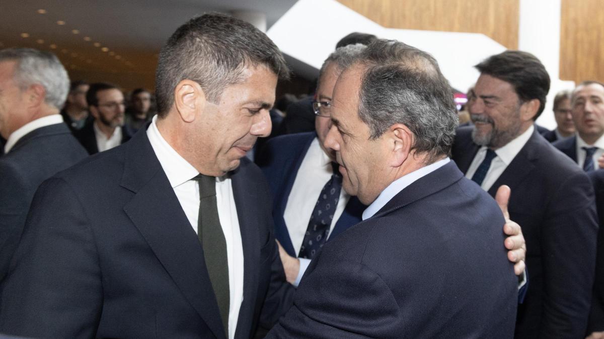 Mazón y Baño se saludan en presencia de Toni Pérez y, al fondo a la derecha, Luis Barcala, el pasado enero en un acto de FOPA en Alicante.