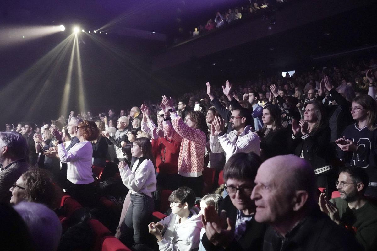 El públic en la recta final d'una de les set funcions que es van poder veure de "Mamma Mia"