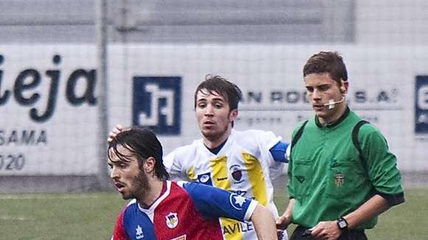 Pablo conduce un balón en el último partido del Langreo en casa.