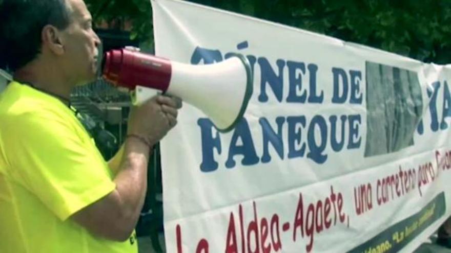 Protestas del Foro Roque Aldeano para licitar el tramo El Risco - Agaete