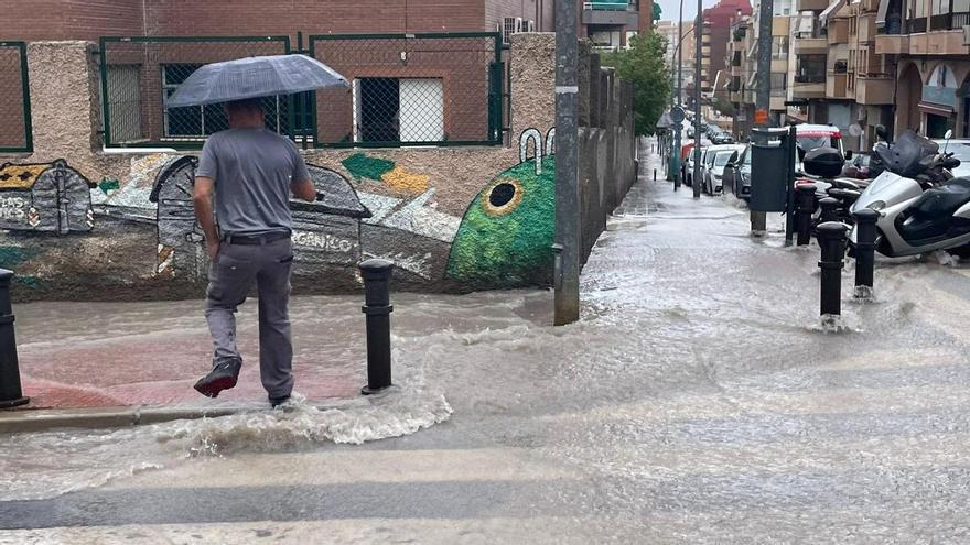 Una fuerte tormenta inunda las calles del barrio de San Blas en Alicante