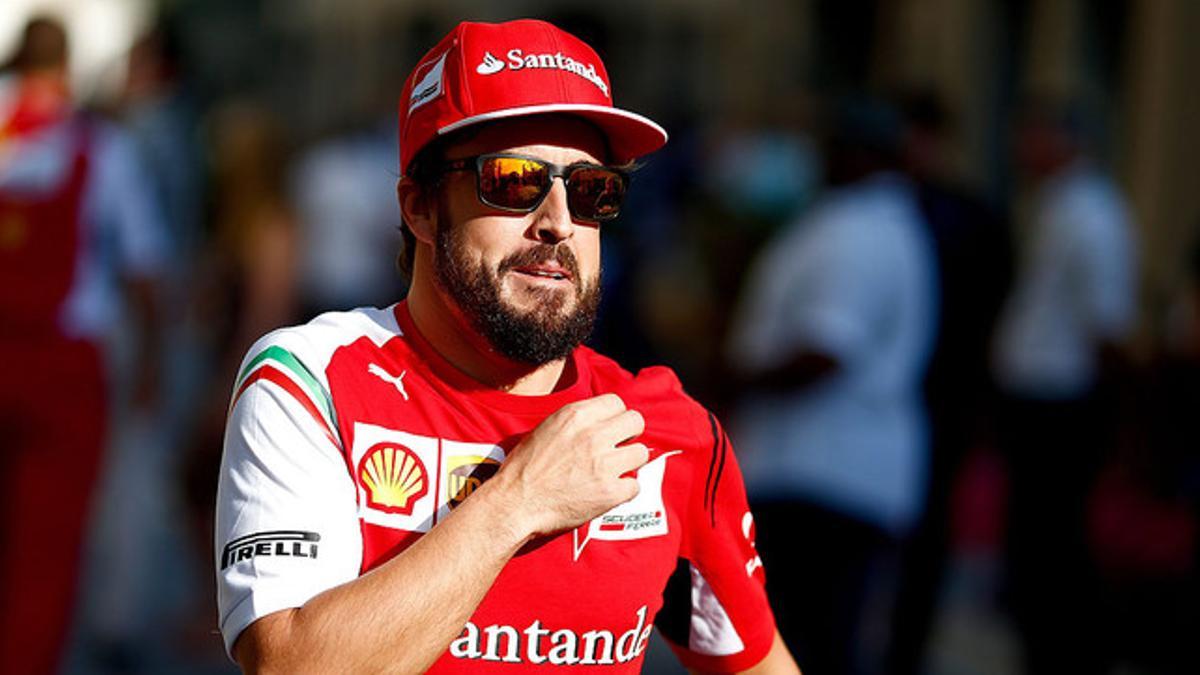 Fernando Alonso, en el 'paddock' de Yas Marina, antes de comenzar el Gran Premio de Abu Dabi, el último de la temporada