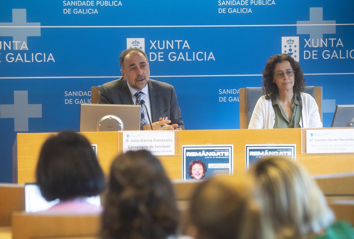 El conslleiro de Sanidade, Julio García Comesaña, y la responsable de Saúde Pública, Carmen Durán en la presentación de las campañas de vacunación