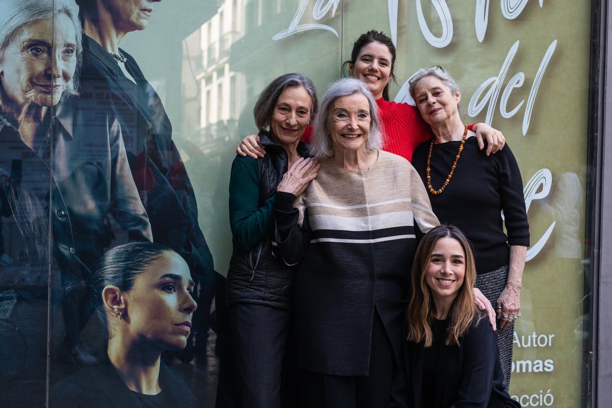 Núria Espert vuelve al Teatre Romea con La isla del Aire. La veterana actriz actúa con Vicky Peña, Teresa Vallicrosa, Miranda Gas y Candela Peña en la adaptación de la novela de Alejando Plalomas dirigida por Mario Gas