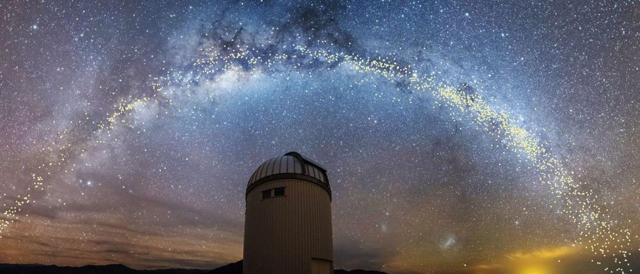 Panorámica de la Vía Láctea vista desde un observatorio astronómico.