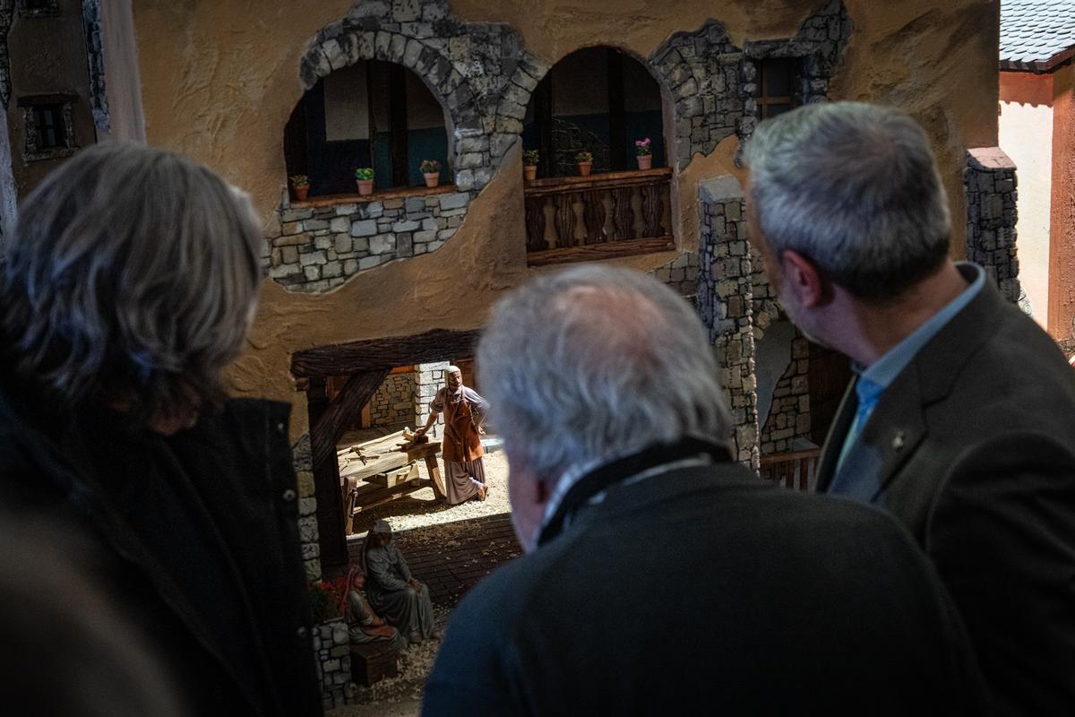 Barcelona estrena un belén tradicional más grande que nunca en la plaza Sant Jaume